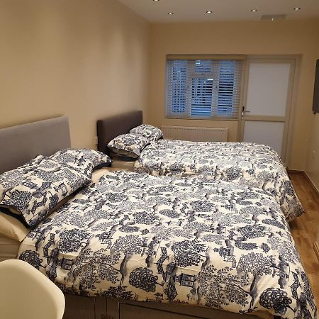 London Luxury Apartments 3 Bedroom Sleeps 8 With 3 Bathrooms 4 Mins Walk To Tube Free Parking Ilford Buitenkant foto