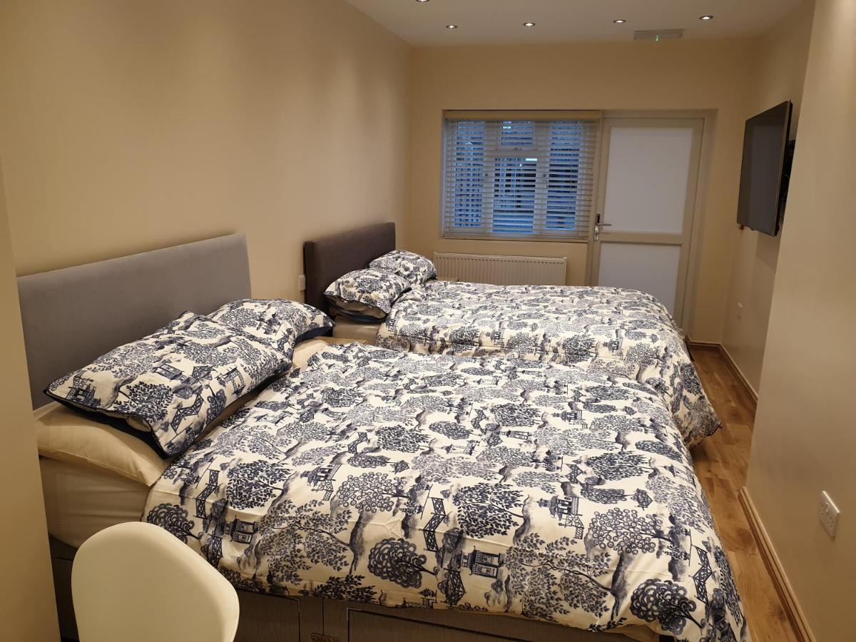 London Luxury Apartments 3 Bedroom Sleeps 8 With 3 Bathrooms 4 Mins Walk To Tube Free Parking Ilford Buitenkant foto