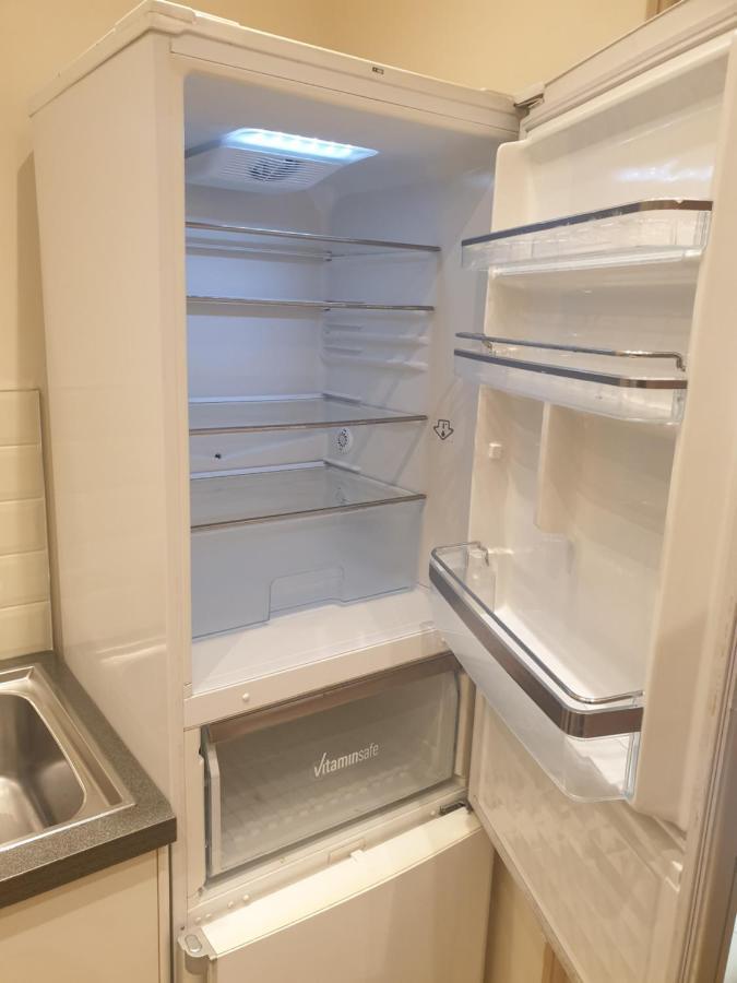 London Luxury Apartments 3 Bedroom Sleeps 8 With 3 Bathrooms 4 Mins Walk To Tube Free Parking Ilford Buitenkant foto