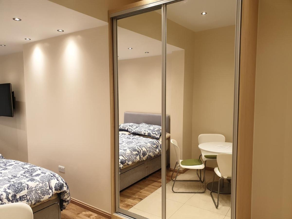 London Luxury Apartments 3 Bedroom Sleeps 8 With 3 Bathrooms 4 Mins Walk To Tube Free Parking Ilford Buitenkant foto
