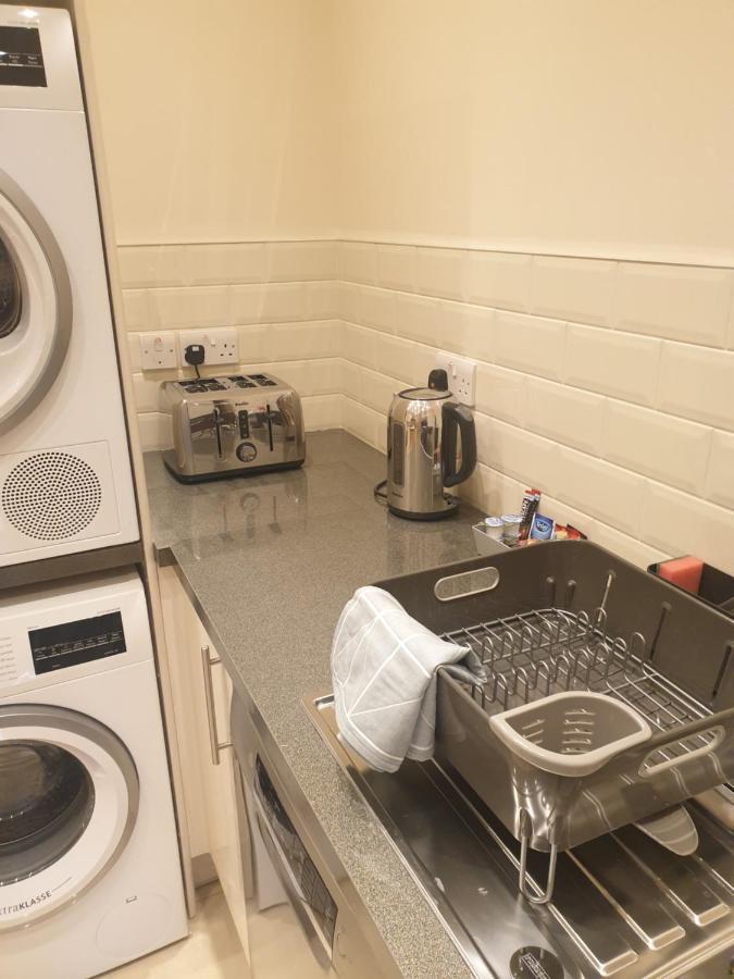 London Luxury Apartments 3 Bedroom Sleeps 8 With 3 Bathrooms 4 Mins Walk To Tube Free Parking Ilford Buitenkant foto