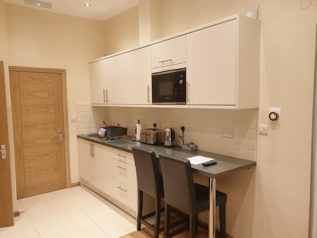 London Luxury Apartments 3 Bedroom Sleeps 8 With 3 Bathrooms 4 Mins Walk To Tube Free Parking Ilford Buitenkant foto