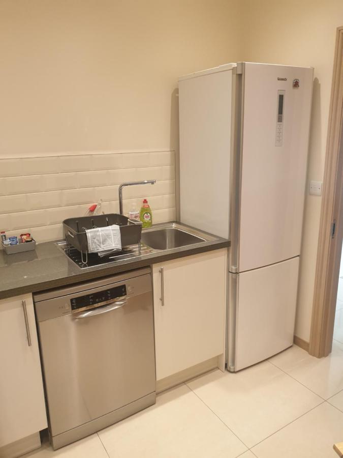 London Luxury Apartments 3 Bedroom Sleeps 8 With 3 Bathrooms 4 Mins Walk To Tube Free Parking Ilford Buitenkant foto