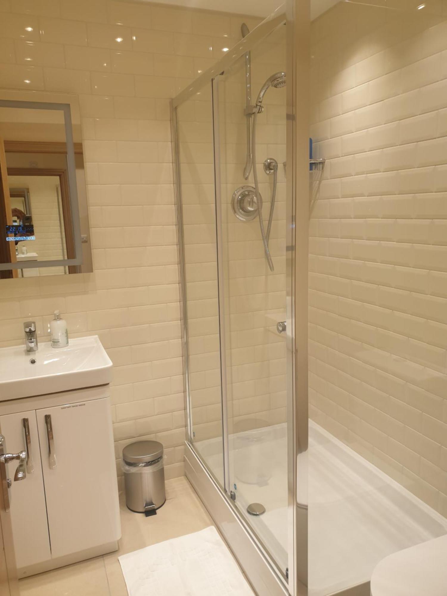 London Luxury Apartments 3 Bedroom Sleeps 8 With 3 Bathrooms 4 Mins Walk To Tube Free Parking Ilford Buitenkant foto