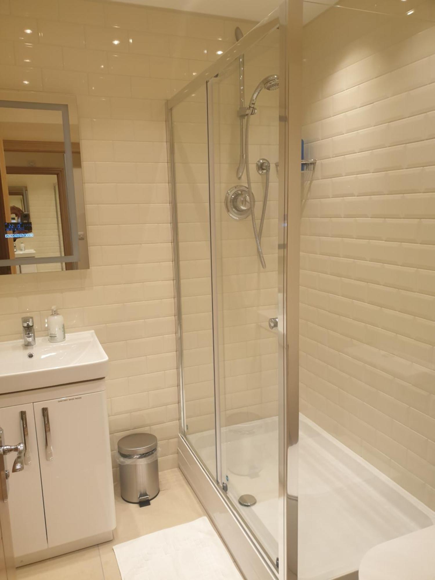 London Luxury Apartments 3 Bedroom Sleeps 8 With 3 Bathrooms 4 Mins Walk To Tube Free Parking Ilford Buitenkant foto