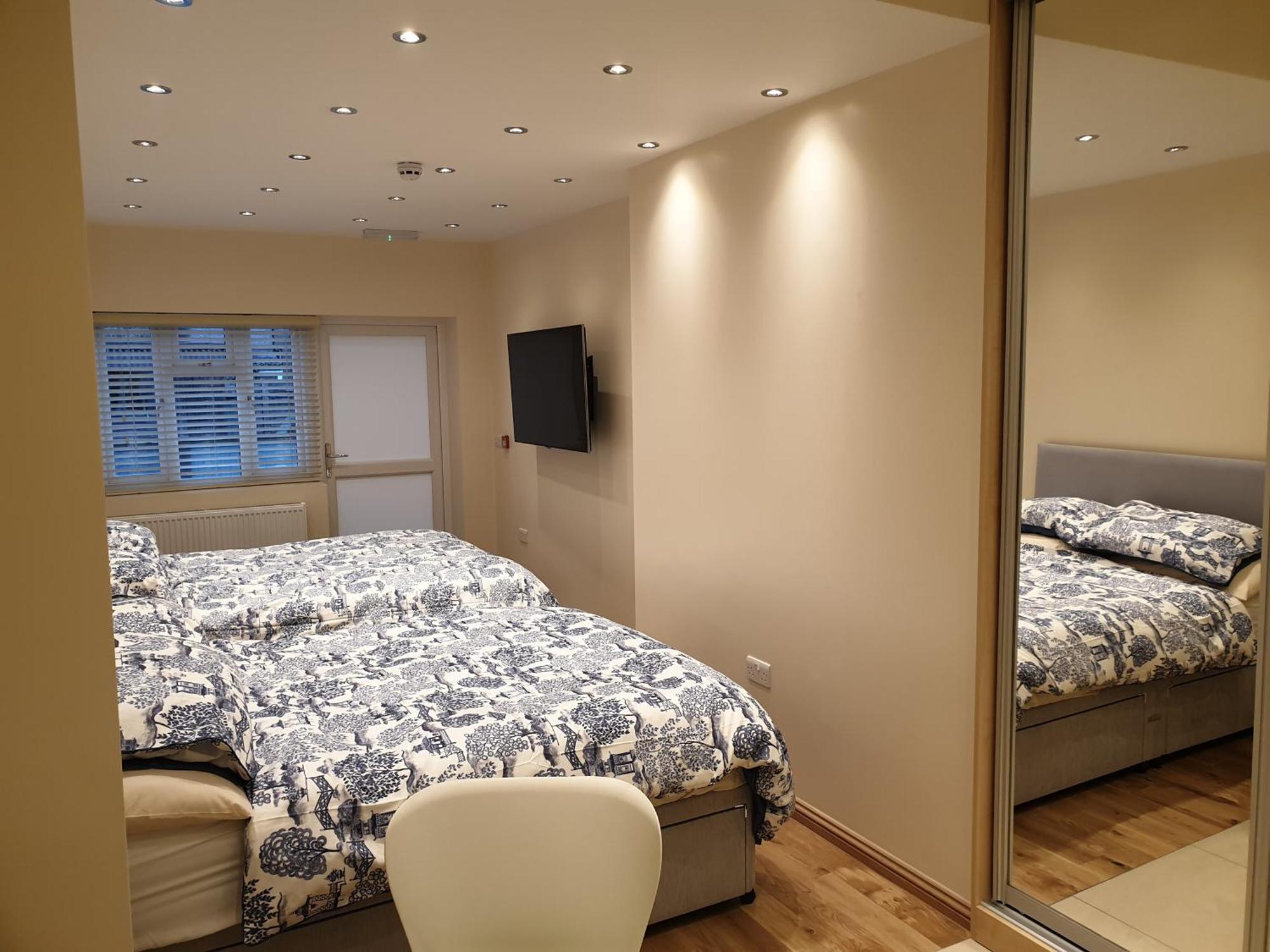 London Luxury Apartments 3 Bedroom Sleeps 8 With 3 Bathrooms 4 Mins Walk To Tube Free Parking Ilford Buitenkant foto