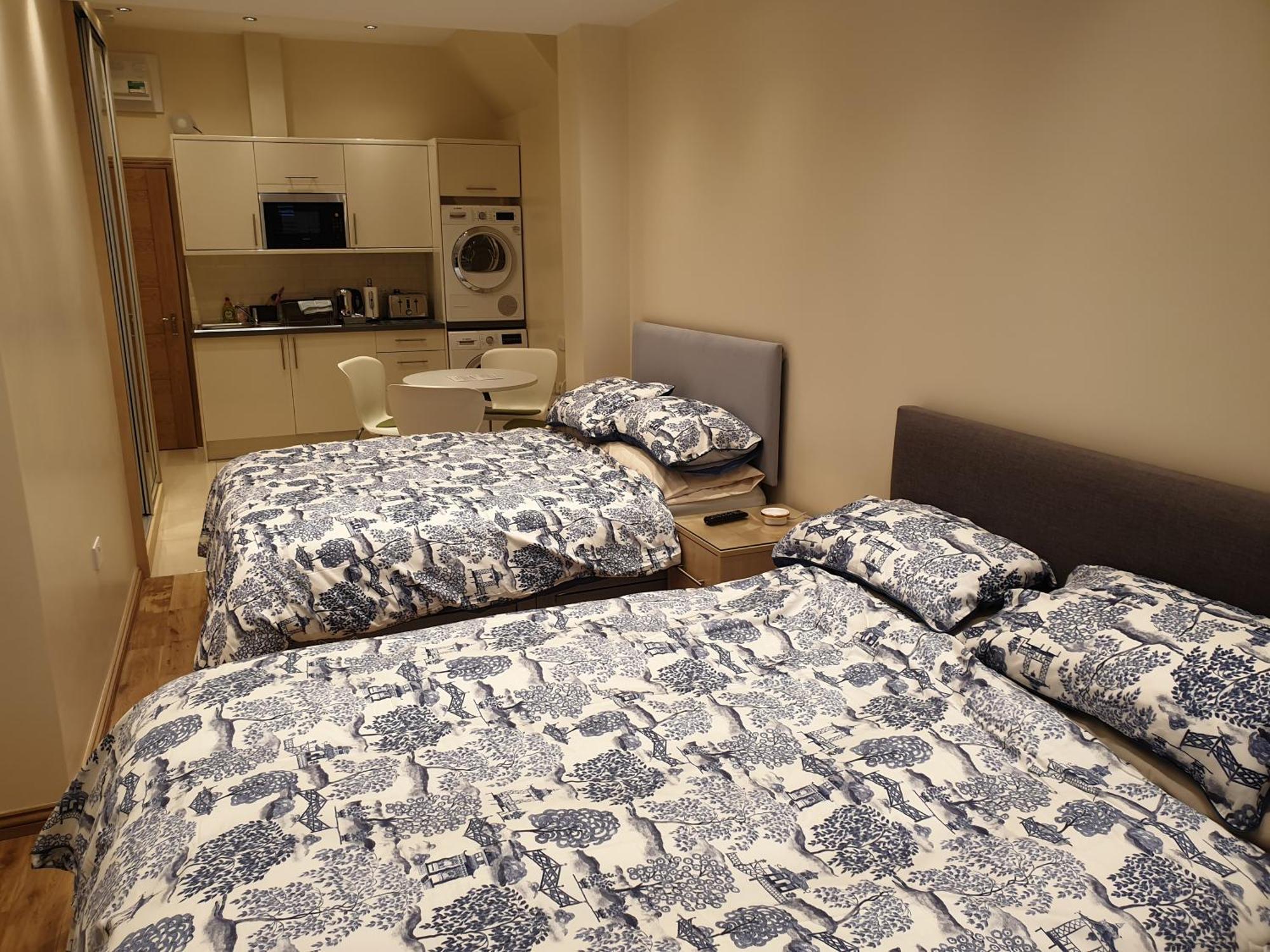 London Luxury Apartments 3 Bedroom Sleeps 8 With 3 Bathrooms 4 Mins Walk To Tube Free Parking Ilford Buitenkant foto