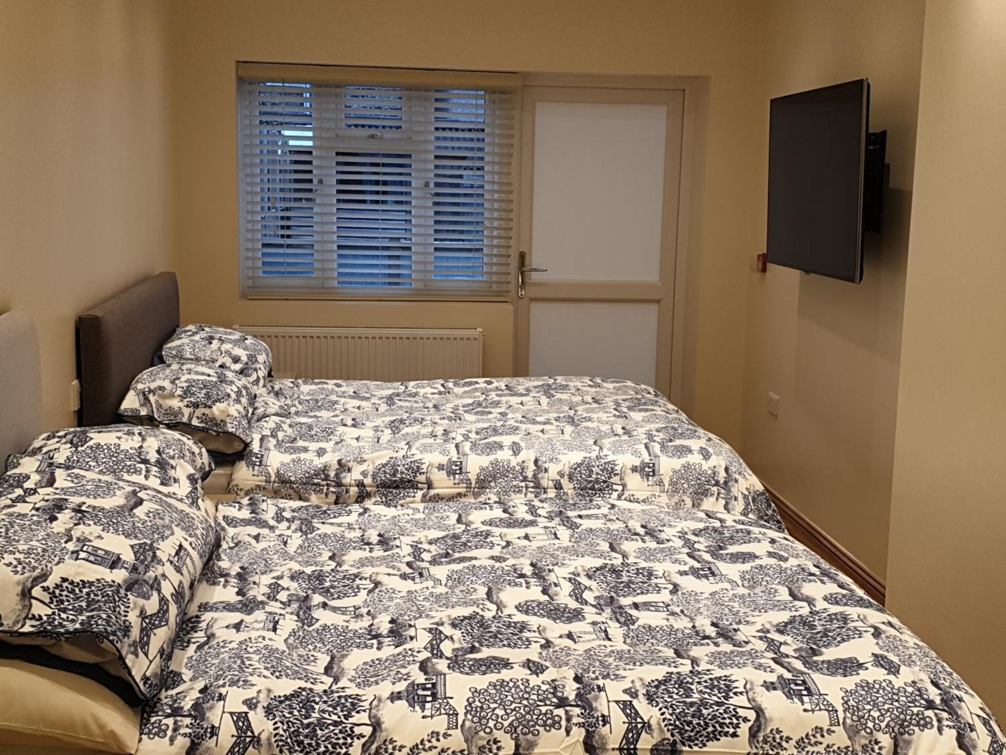 London Luxury Apartments 3 Bedroom Sleeps 8 With 3 Bathrooms 4 Mins Walk To Tube Free Parking Ilford Buitenkant foto